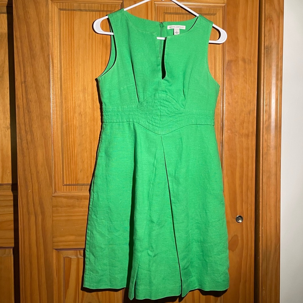 Banana Republic Linen Dress. Size 2. Green. Good Condition. With Pockets!!!